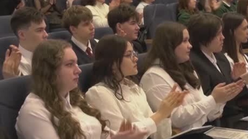 Мавлиев вручил стипендии 122 школьникам и студентам в Уфе