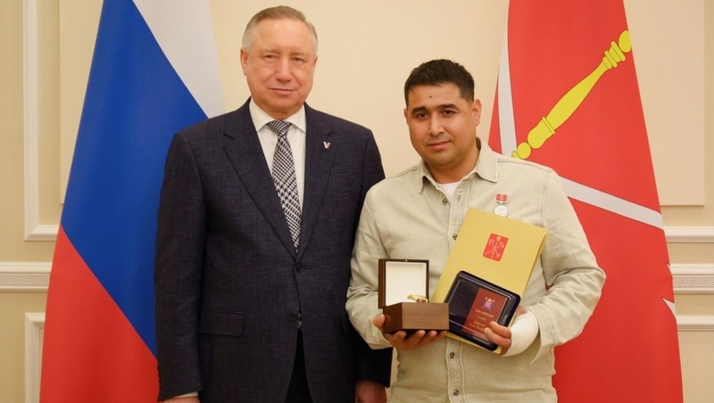 Беглов наградил петербургского дворника медалью за спасение 7-летнего ребёнка