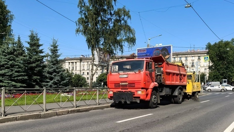 511 машин и 901 дворник убирают сегодня улицы Петербурга 