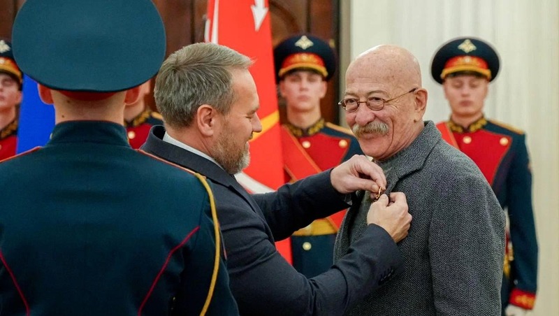 Почётный знак за вклад в развитие Петербурга вручили Александру Розенбауму