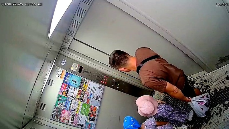 Лифт с детьми пролетел девять этажей в Челнах