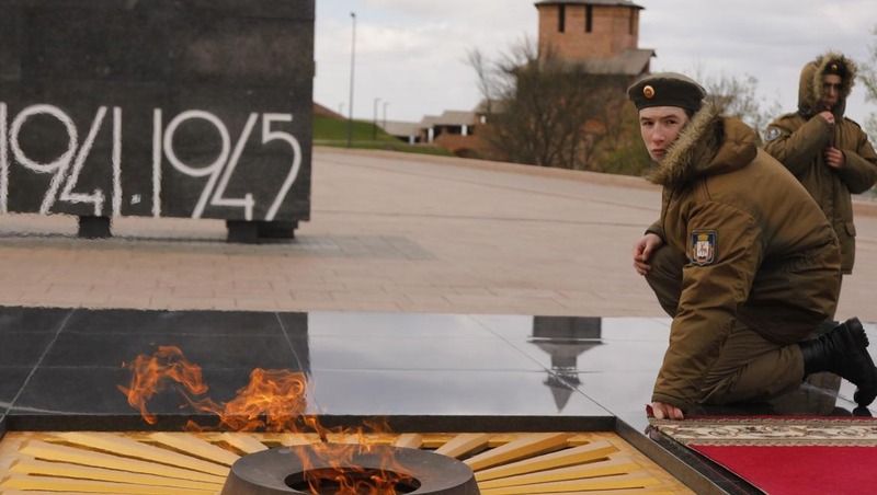 Цветы в День неизвестного солдата возложили к Вечному огню в Нижнем Новгороде