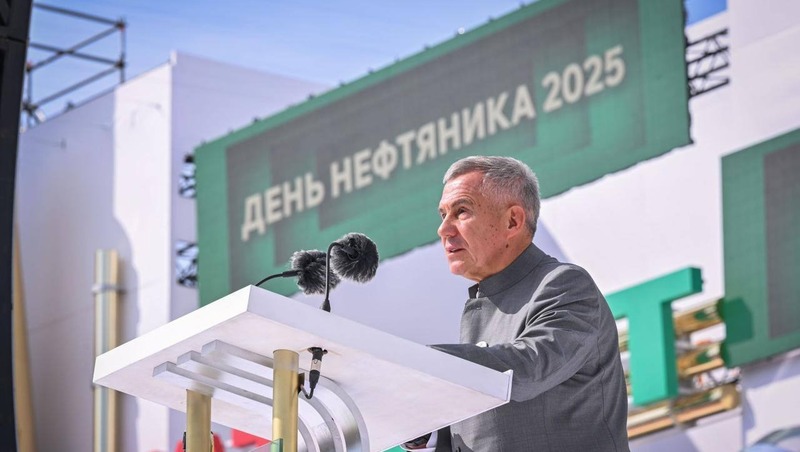 Минниханов поздравил работников нефтяной и газовой промышленности праздником