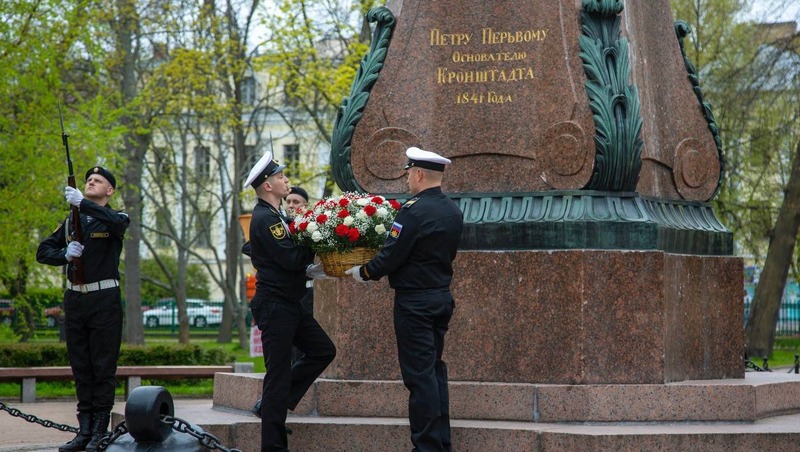 В Кронштадте возложили цветы к памятникам Петру Великому и адмиралу Макарову