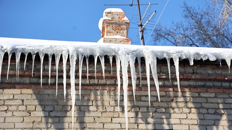 Горячую линию по вопросам очистки крыш от сосулек открыли в Челябинской области