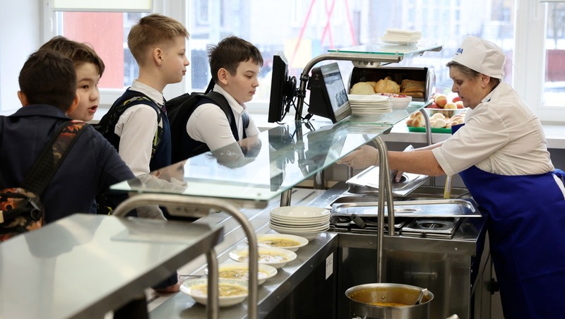 С сентября в Петербурге бесплатное питание будут получать более 340 тыс. учеников