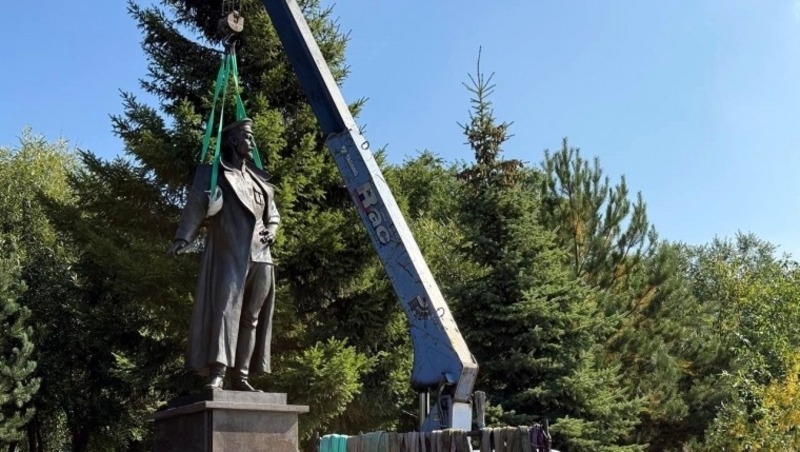 В Омске начали устанавливать памятник Феликсу Дзержинскому