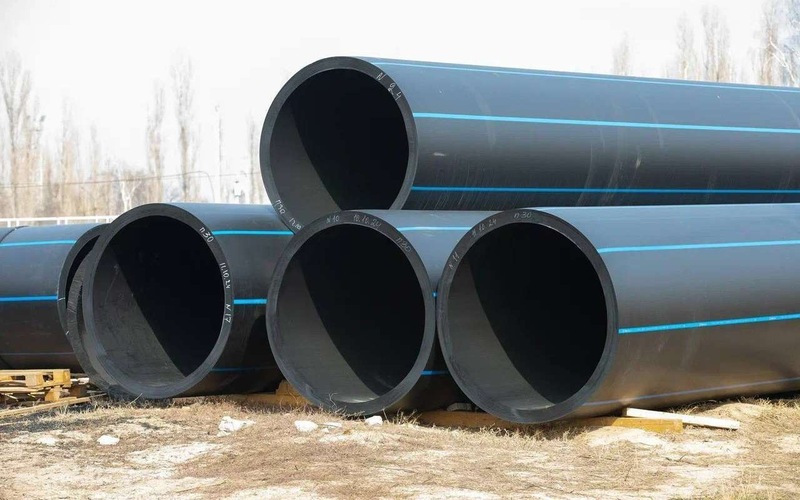 Ранее использовавшаяся труба была построена ещё в 1970-е годы и значительно износилась вследствие повышенной влажности грунта и активного процесса коррозии металла, приводившего к частым протечкам и временному прекращению подачи воды потребителям.  На замену прежнего участка трубы установили новые полимерные изделия из прочного полиэтилена, устойчивого к коррозионным процессам. Это решение поможет существенно увеличить срок эксплуатации системы водоснабжения и минимизировать количество возникающих аварийных ситуаций.