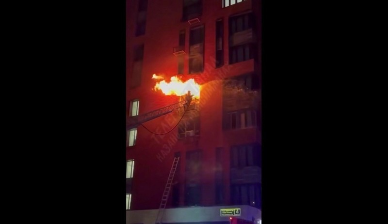 В Казани потушили сильный пожар в многоэтажке на Баки Урманче