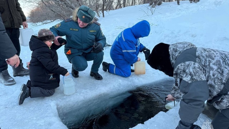 Около 200 колымчан приняли участие в Крещенских купаниях