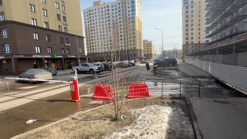 Мужчина на скутере влетел в шлагбаум и сломал ногу в Нижнем Новгороде