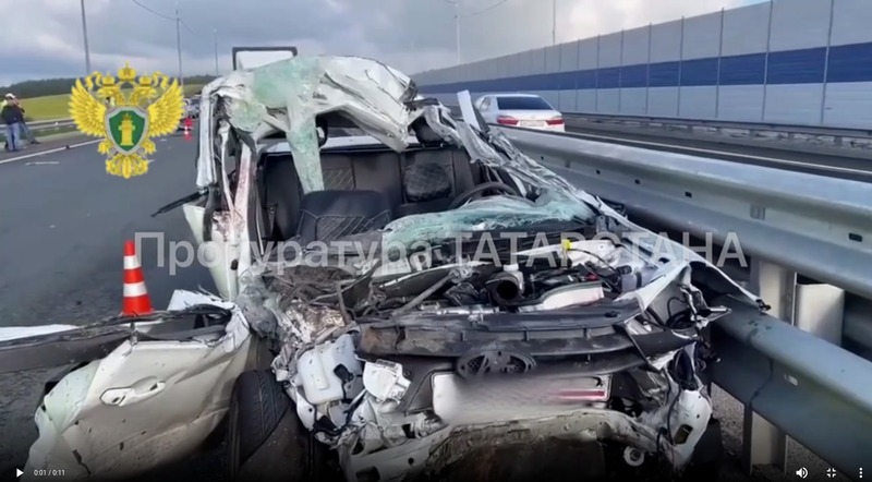 В Тукаевском районе пассажирка вылетела из авто при столкновении легковушки с КамАЗом