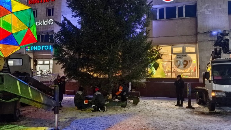 У «Каскада» начали устанавливать новогоднюю елку