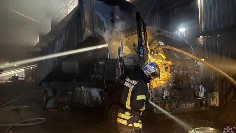 Загорелся самосвал в гаражном боксе в Магадане