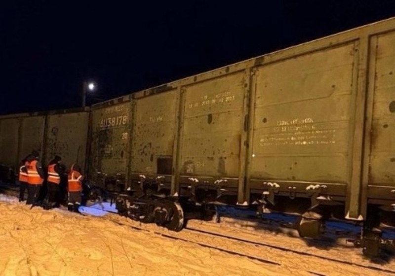 Четыре грузовых вагона сошли с рельсов в Омске