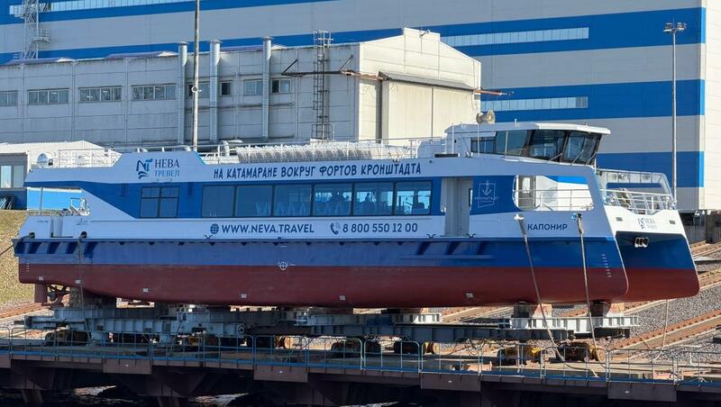 Новый экскурсионно-прогулочный катамаран спустили на воду в Петербурге