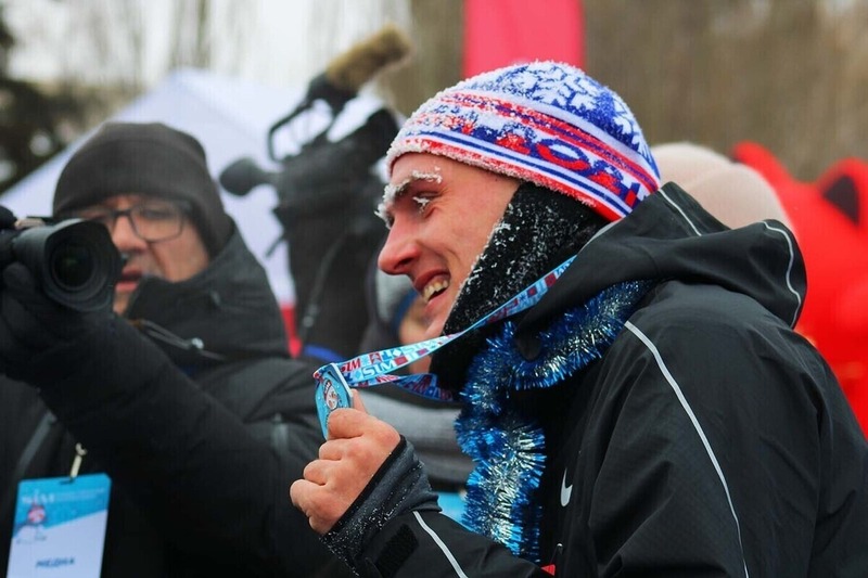В Омске показали медали и мерч для «Сибирского международного марафона»