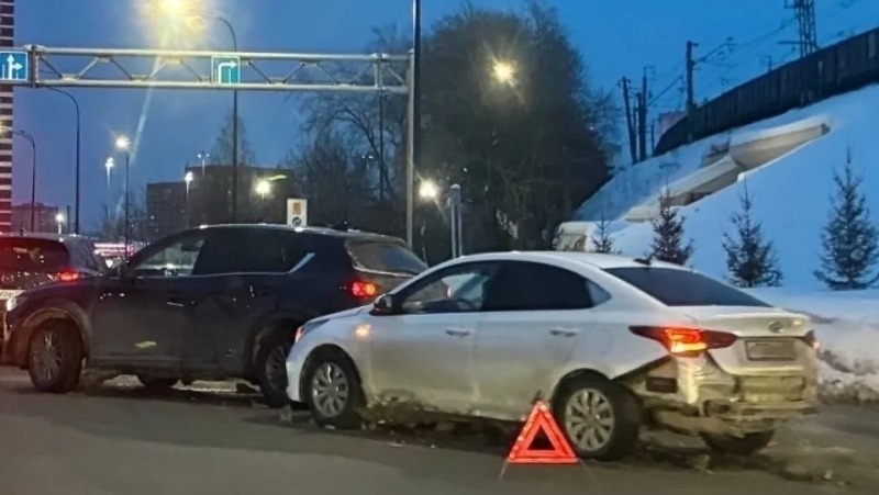 2 автомобиля столкнулись на площади Гайдара в Перми