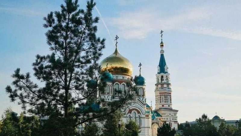 В Омске снимают старые иконы с Успенского собора для реставрации
