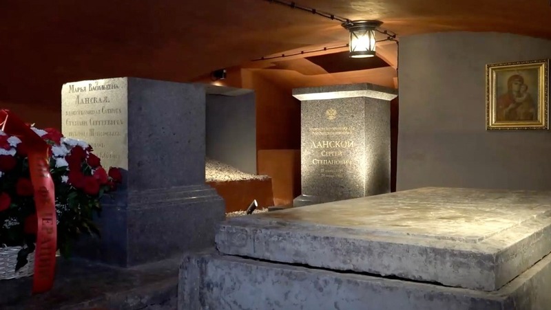 Мемориальную плиту Сергею Ланскому открыли на Смоленском кладбище Петербурга