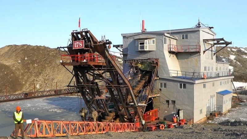 Дражный флот открыл раньше срока сезон золотодобычи на Колыме