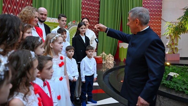 Минниханов вручил ключи от автомобилей многодетным семьям из Татарстана