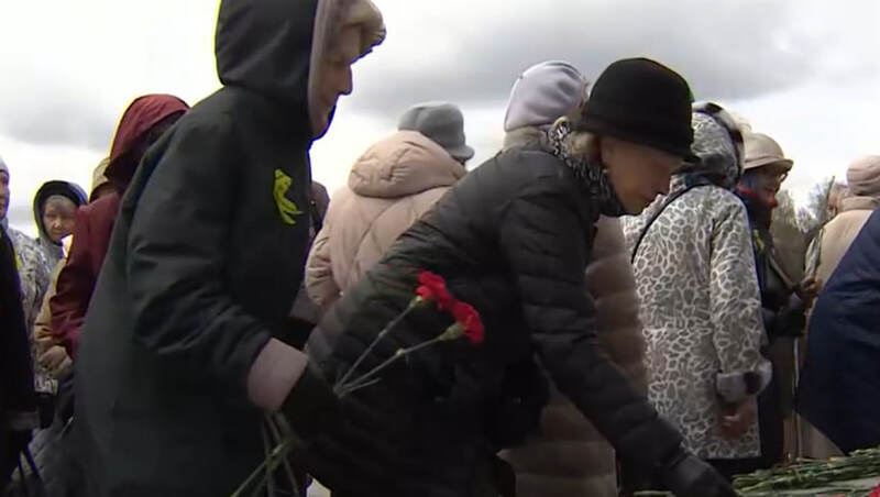На Пискарёвском кладбище прошла церемония возложения цветов с участием делегатов съезда блокадников