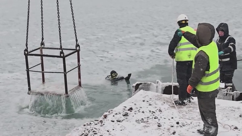 Водолазы погружаются на дно моря для строительства Морского туристического центра в Магадане