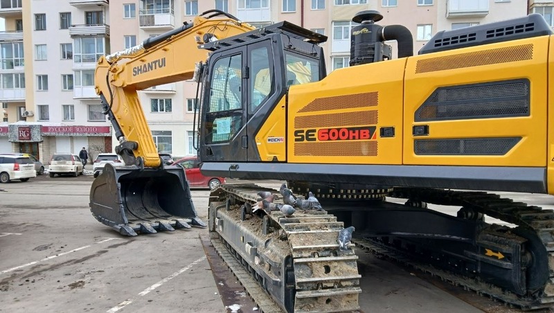 Выставку горной техники представили на проспекте Карла Маркса в Магадане