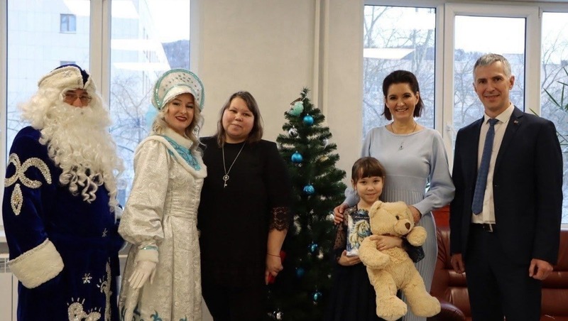 Челябинский зампред правительства исполнила новогоднюю мечту девочки с ДЦП