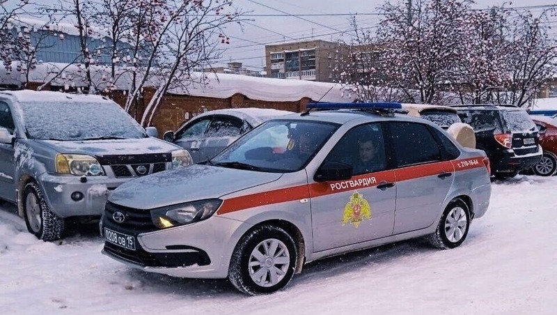 Мужчина сорвался с крыши частного дома в Омской области