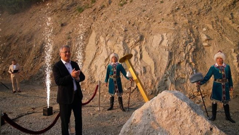 В уфимском геопарке «Торатау»  установлены первые в России два «золотых гвоздя»