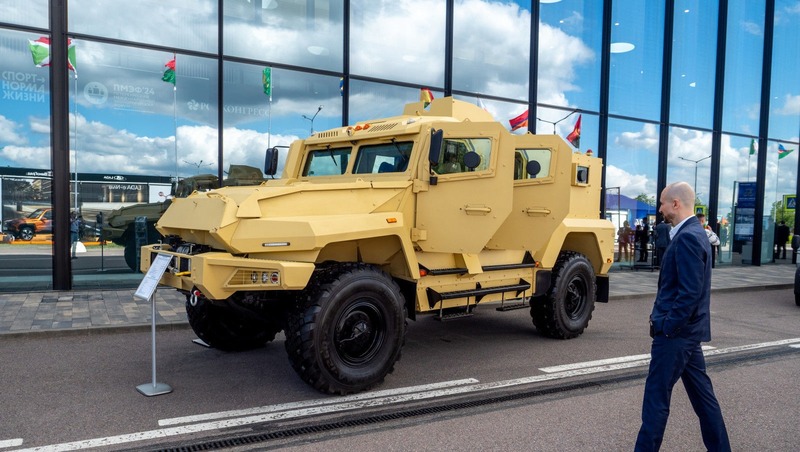 На открытии ПМЭФ-2025 показали бронированный «Тигр»
