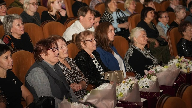 Жительниц Самары наградили почётными грамотами в честь Дня матери