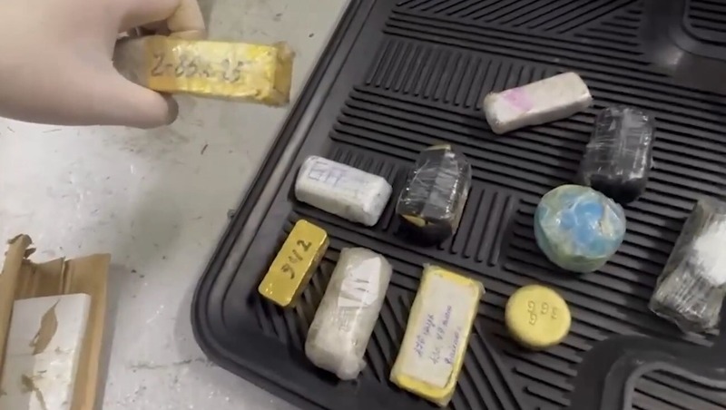 Группу преступников с 70 кг золотых и серебряных слитков поймали в Магаданской области