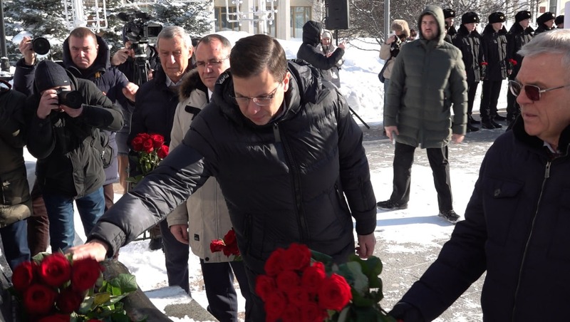 Шалабаев возложил цветы к памятнику основателя Нижнего Новгорода князя Георгия Всеволодовича