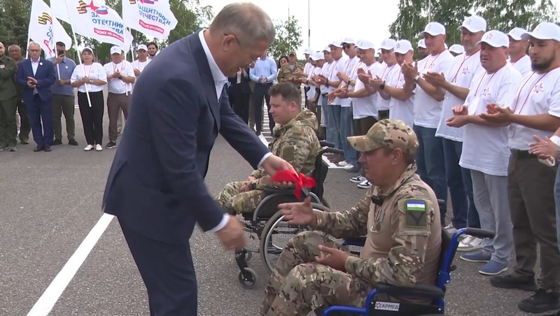 Радий Хабиров вручил ключи от автомобилей с ручным управлением ветеранам СВО 