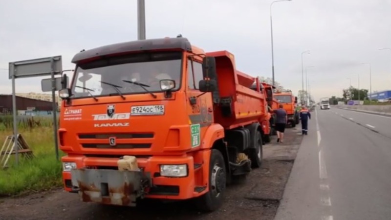 5 уборочных спецмашин отправили в Курск из Петербурга