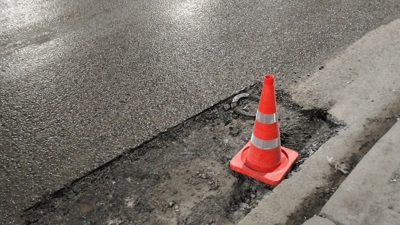 Хоценко поручил дорожным службам заранее подготовить технику и выйти на ямочный ремонт