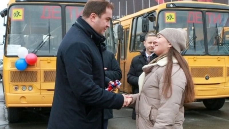 Хоценко передал 61 новый автобус омским школам