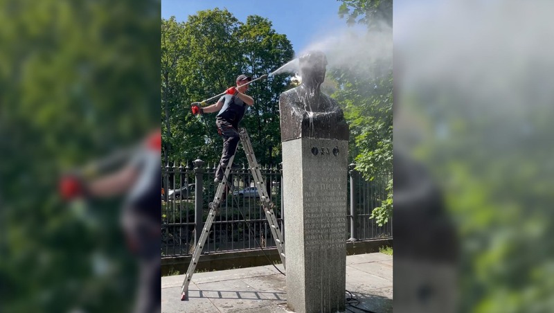 Памятник нобелевскому лауреату Петру Капице привели в порядок в Кронштадте