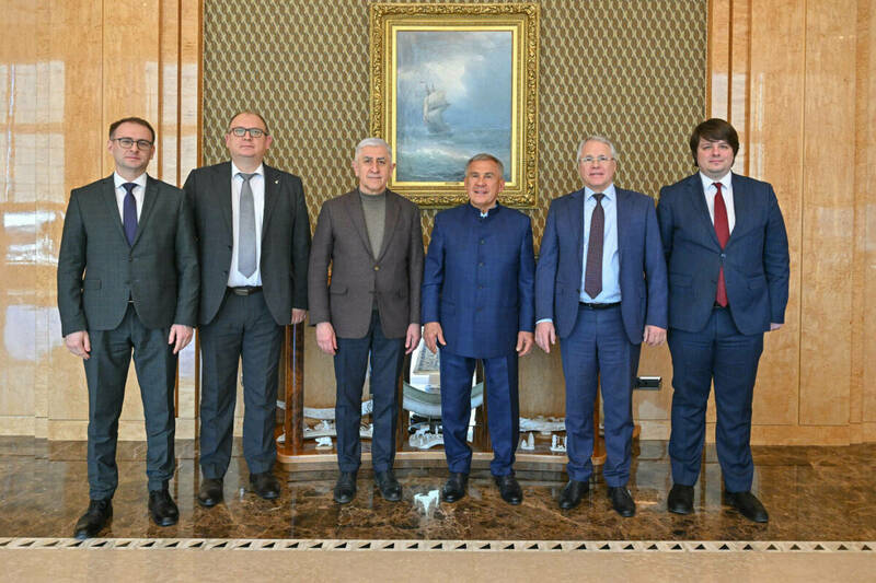 Минниханов вручил госнаграды ректорам вузов Москвы за сотрудничество с РТ в области образования и науки