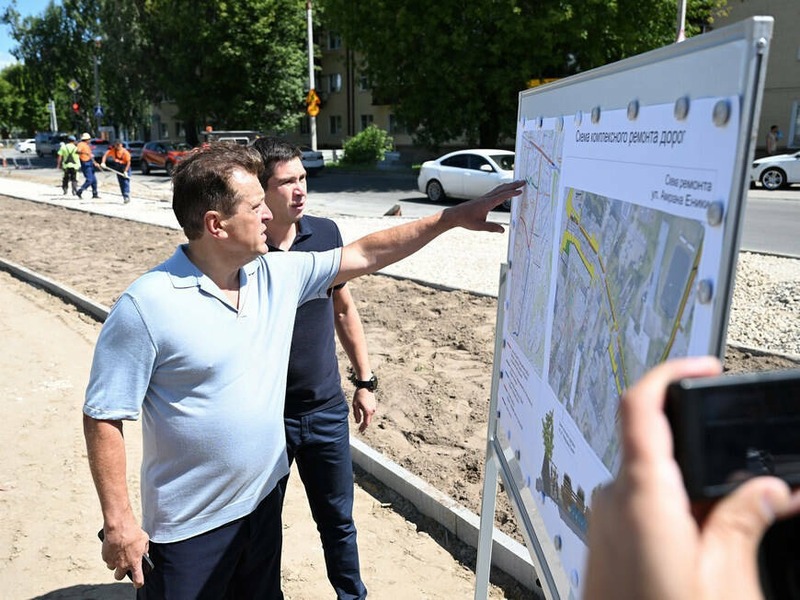 Метшин проверил ремонт дорог на ул. Амирхана Еники и Товарищеской
