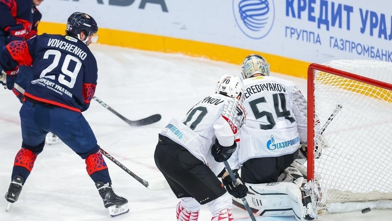 ХК «Металлург» выиграл битву лидеров Востока у «Авангарда»