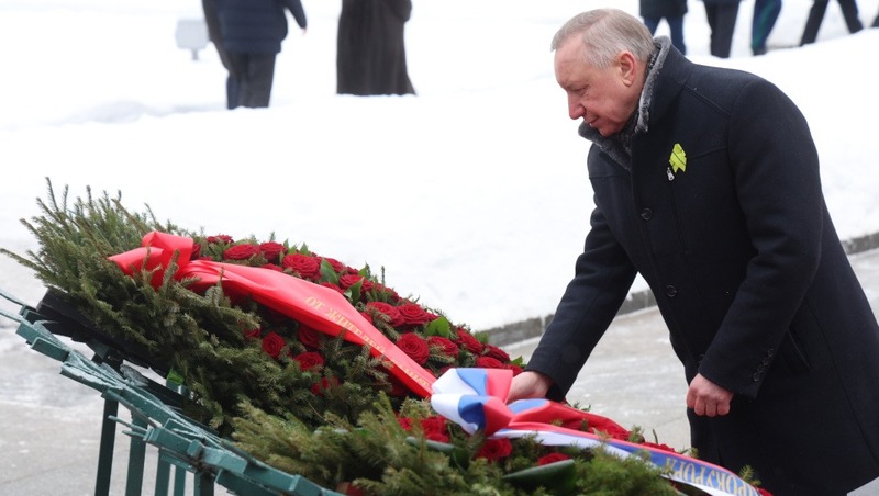Беглов возложил цветы к монументу «Мать-Родина» на Пискарёвском кладбище