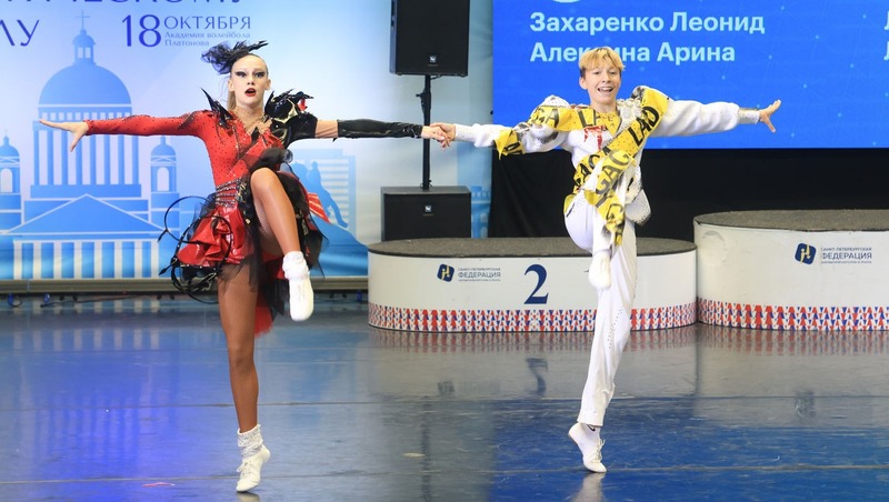 400 спортсменов приняли участие в турнире по акробатическому рок-н-роллу в Петербурге