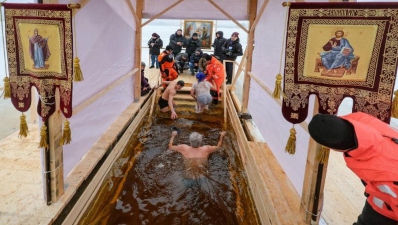 Около 34 тыс. человек приняли участие в крещенских купаниях в Петербурге