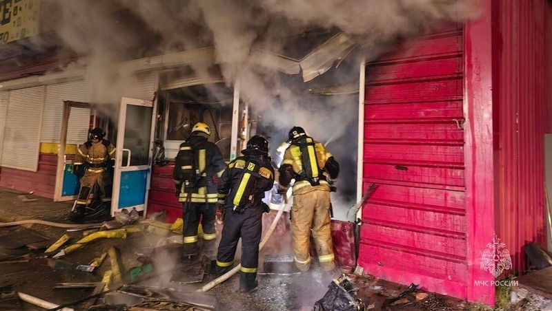 Загорелся торговый павильон  Китайского рынка  в Магадане