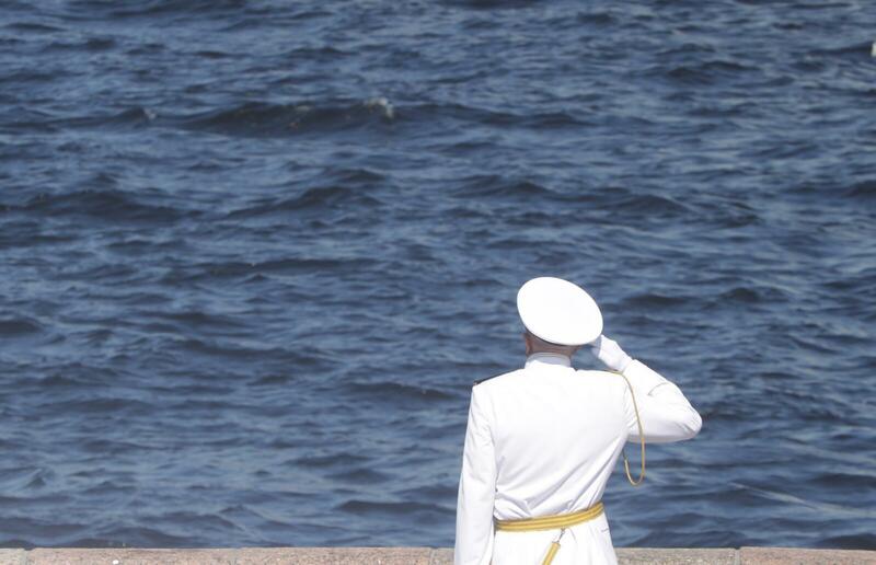 Александр Беглов почтил память подводников в Петербурге