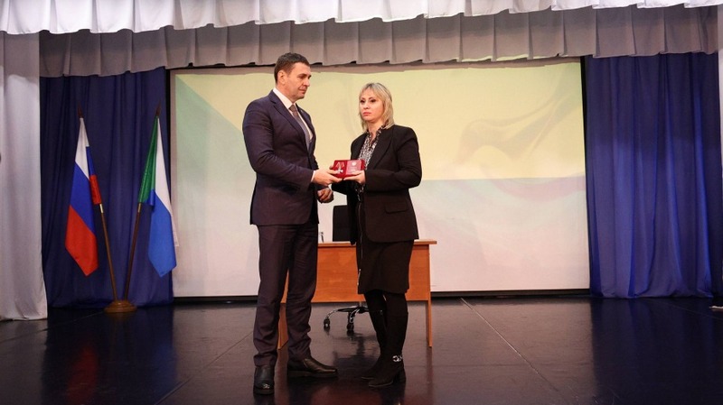 Д. Демешин передал орден Мужества семье участника специальной военной операции